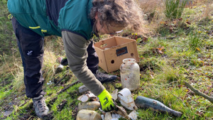 Archeoložka Krkonošského muzea Správy KRNAP Olga Hájková na likvidované skládce, foto Radek Drahný